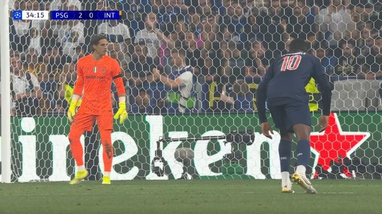 英雄联盟世界赛官网入口-非静止画面！国米开门球，登贝莱踩着禁区线蓄势猛扑